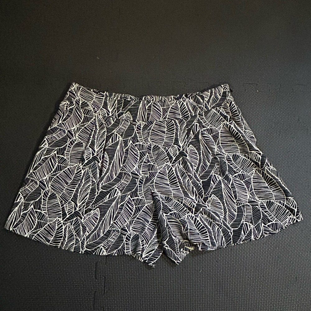 Leafy Pleated wide leg shorts with pockets side zipper close patterned small